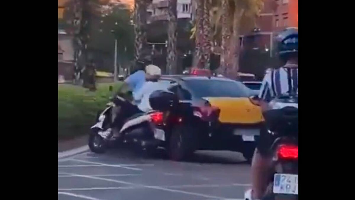 Localizan al taxista que tiró a una moto en Barcelona a propósito y se dio a la fuga