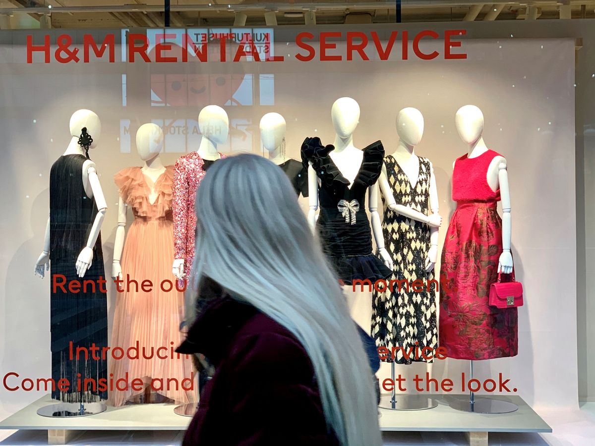 Foto: H&m gowns for rent are displayed in the store window in stockholm