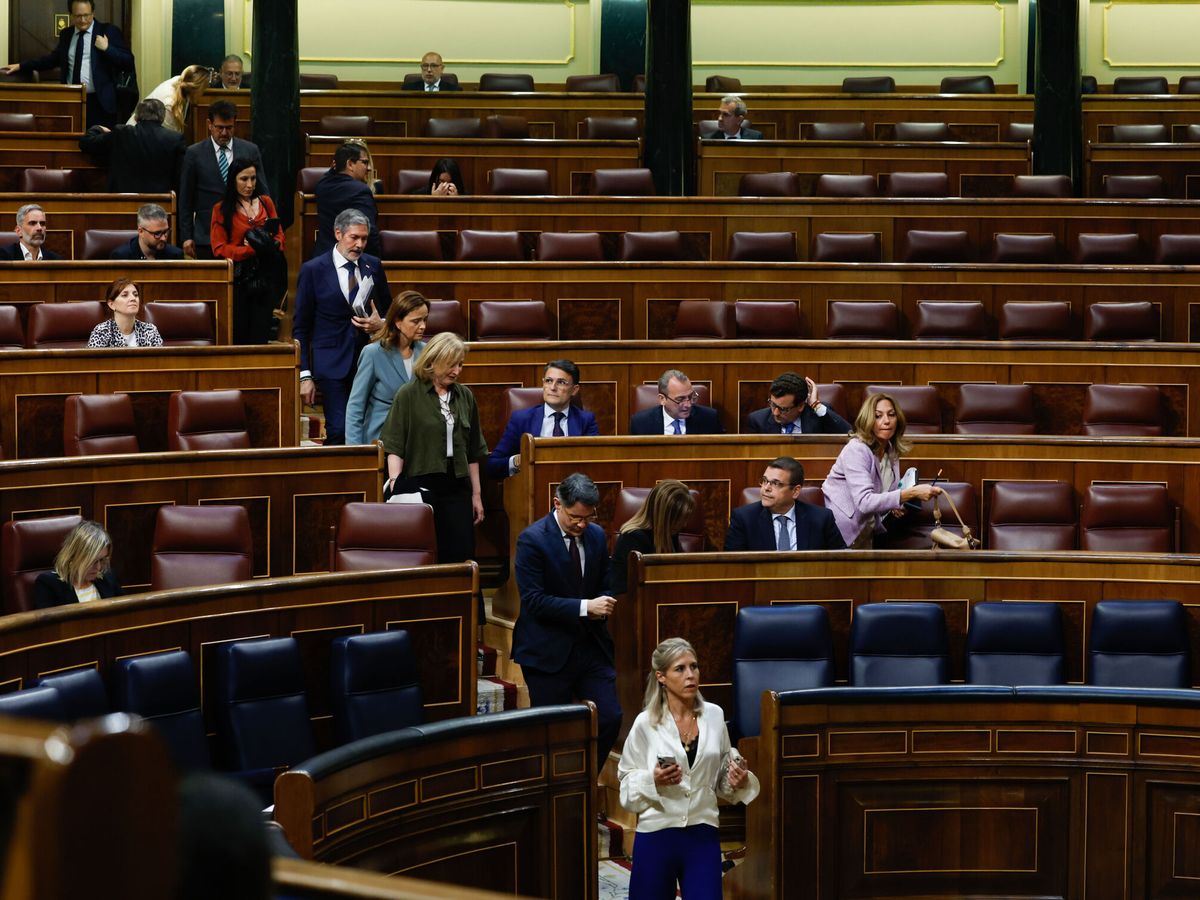 Foto: Diputados de Vox abandonan el hemiciclo durante un pleno en el Congreso. (EFE/J.J. Guillén)