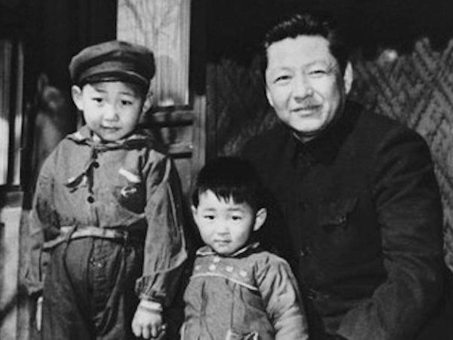 Xi Jinping de niño (izquierda) junto a su hermano y su padre. 
