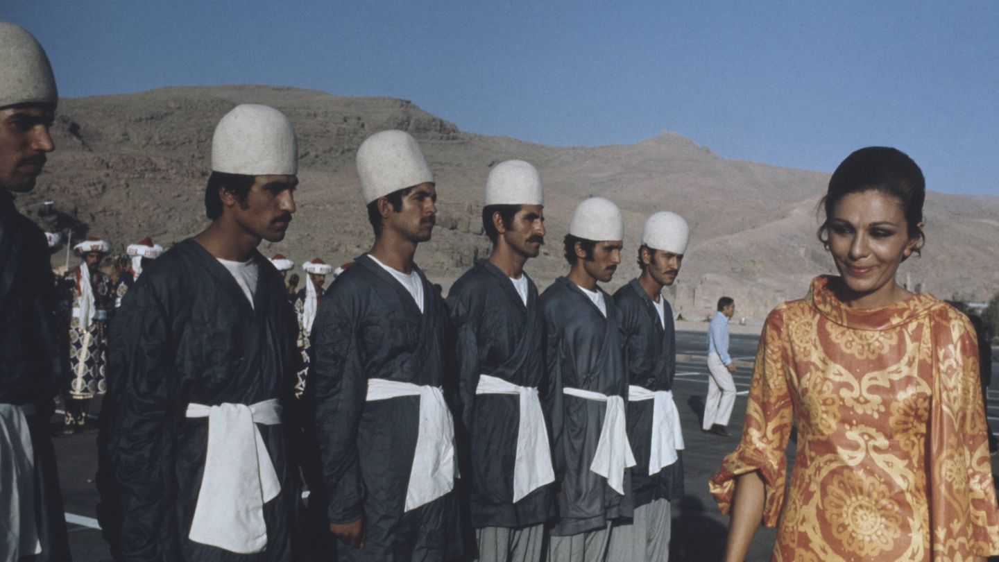 Farah Pahlevi inspecciona las tropas persas, en 1973. (Getty)