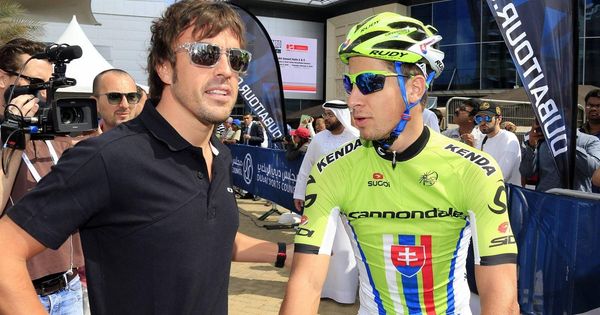 Foto: Alonso talks with Peter Sagan, Slovak professional cycling racer. (Reuters)