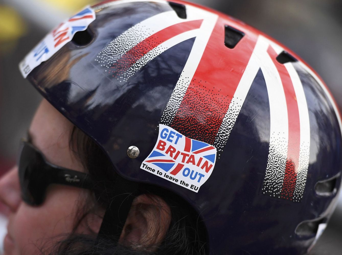 Un ciclista porta una pegatina pidiendo la salida británica de la Unión Europea (Reuters)