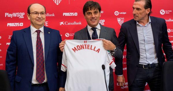 Foto: La afición del Sevilla pide soluciones a José Castro (i) y Óscar Arias (d), en la imagen en la presentación de Vincenzo Montella. (EFE)
