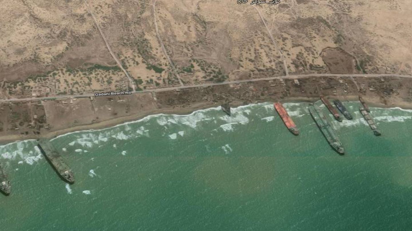Vista parcial de la playa de Gadani (Pakistán) donde se desguazan grandes barcos. (Captura de Google Maps)