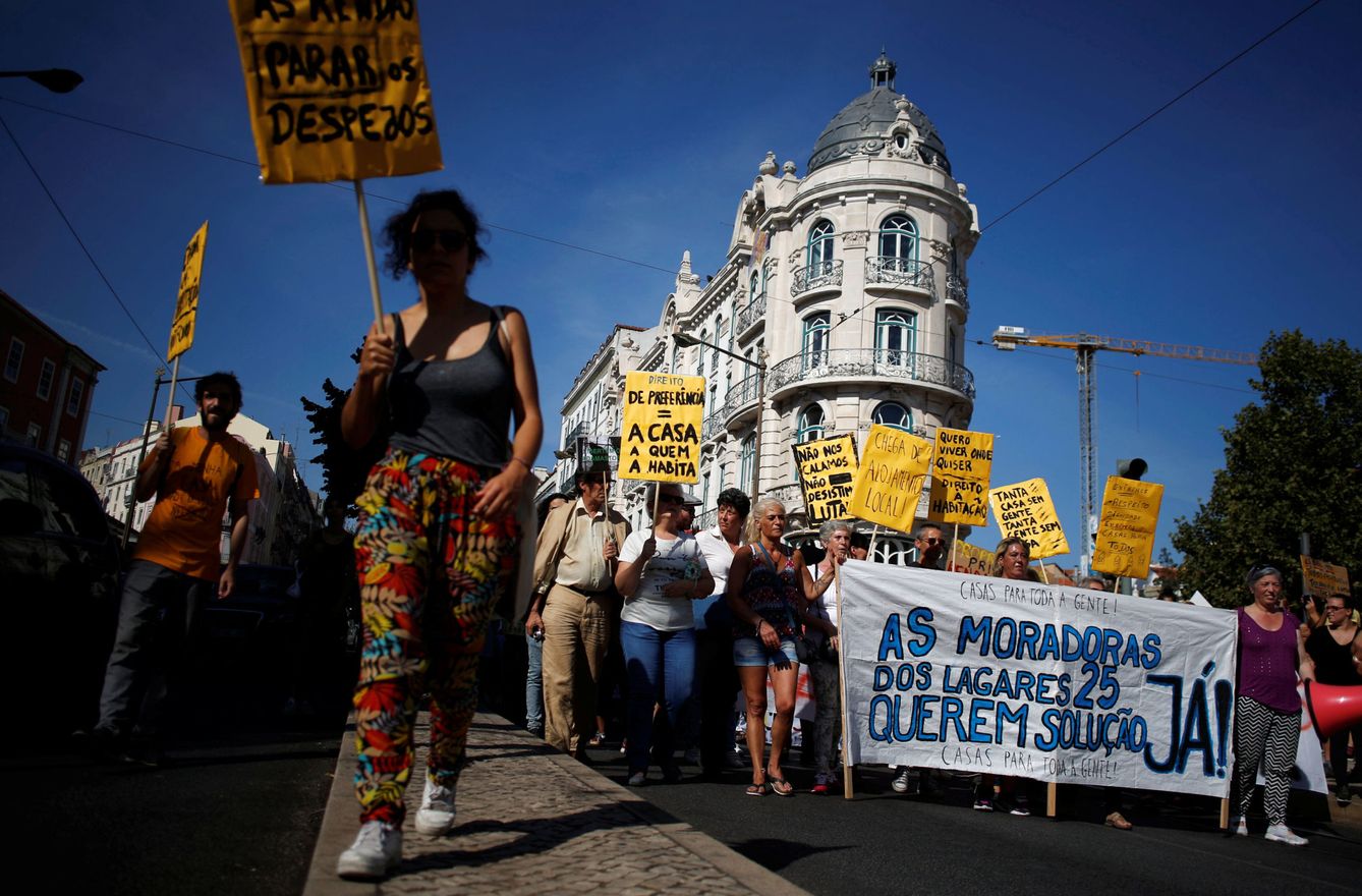 Manifestación en Lisboa contra los deshaucios y la subida de los precios de los alquileres (REUTERS)