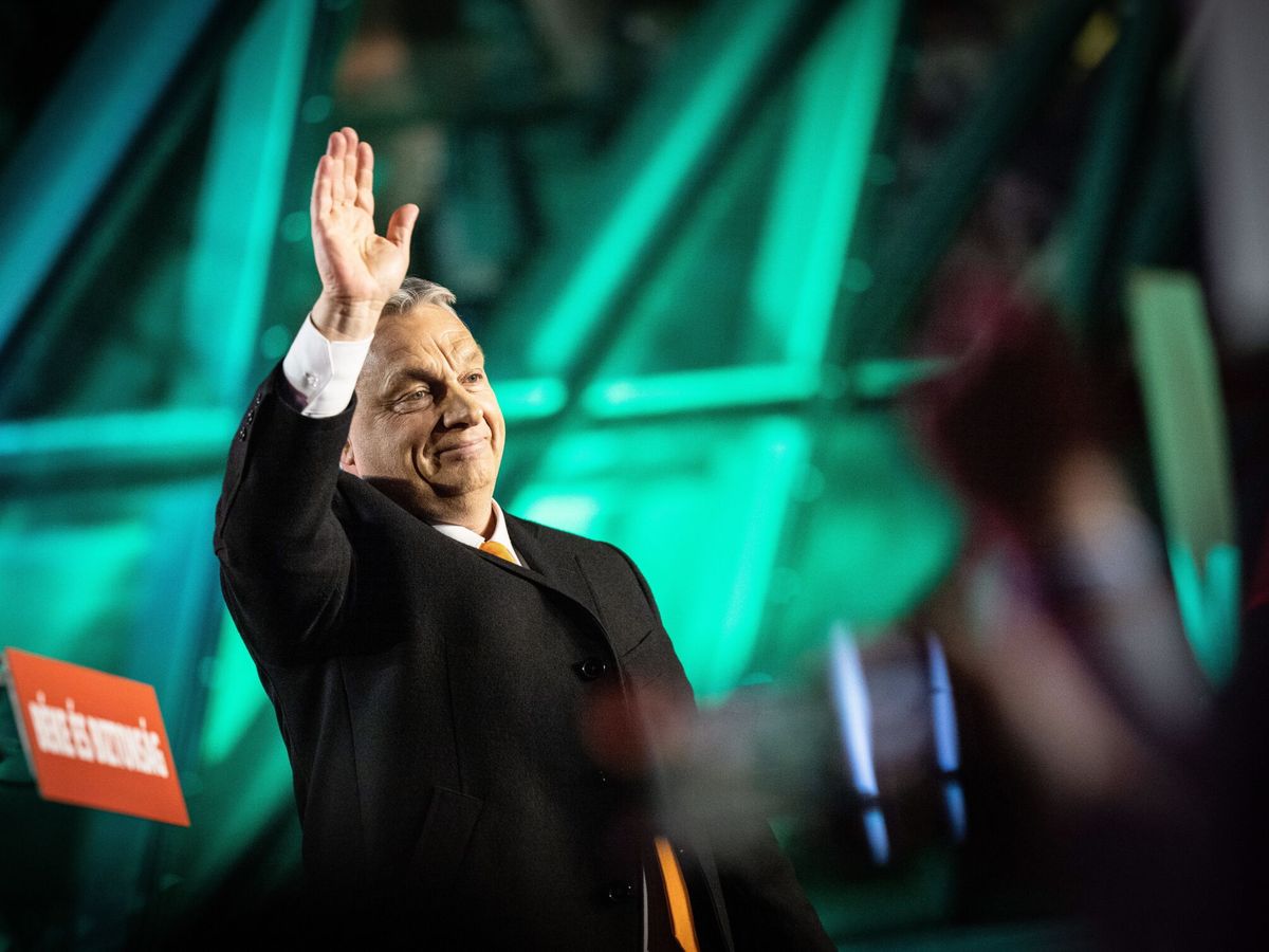 Foto: Viktor Orban saluda a los simpatizantes tras conocer los resultados de los comicios. (EFE/Zoltan Fischer/Oficina del primer ministro de Hungría)