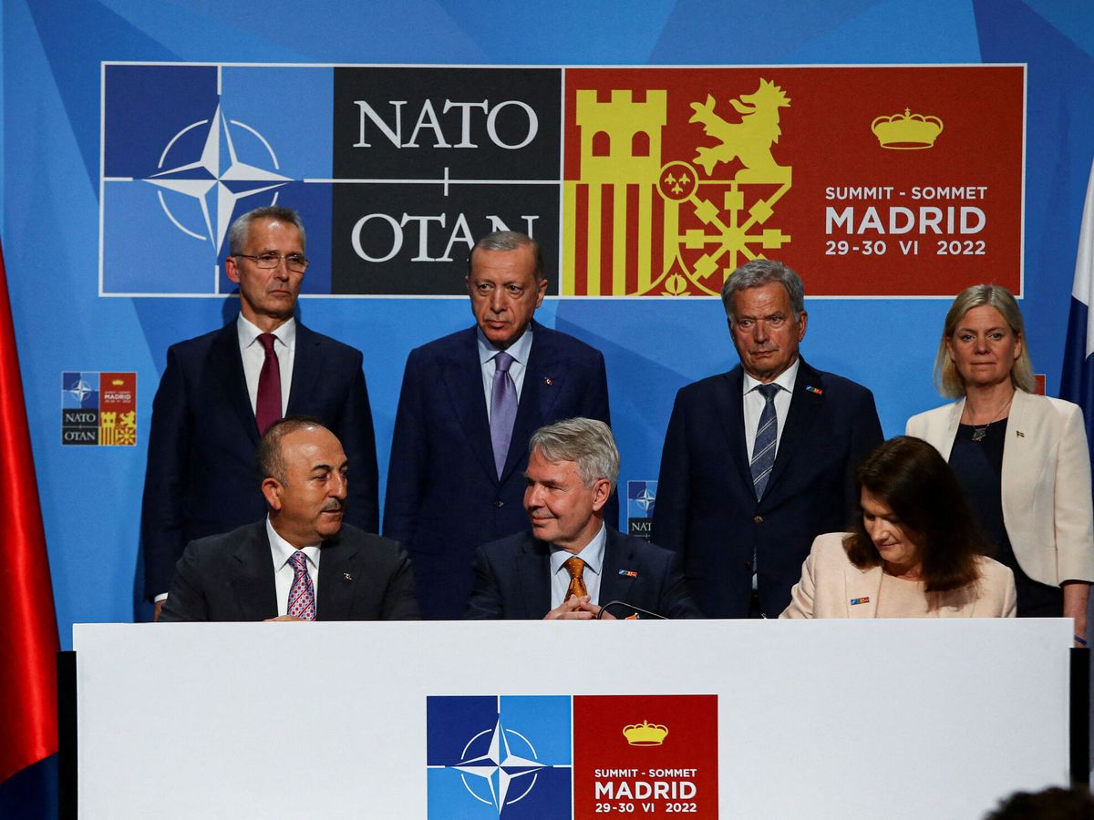 Foto: Reunión de Turquía, Suecia y Finlandia para el levantamiento del veto en la cumbre de Madrid. (Reuters/Violeta Santos Moura)