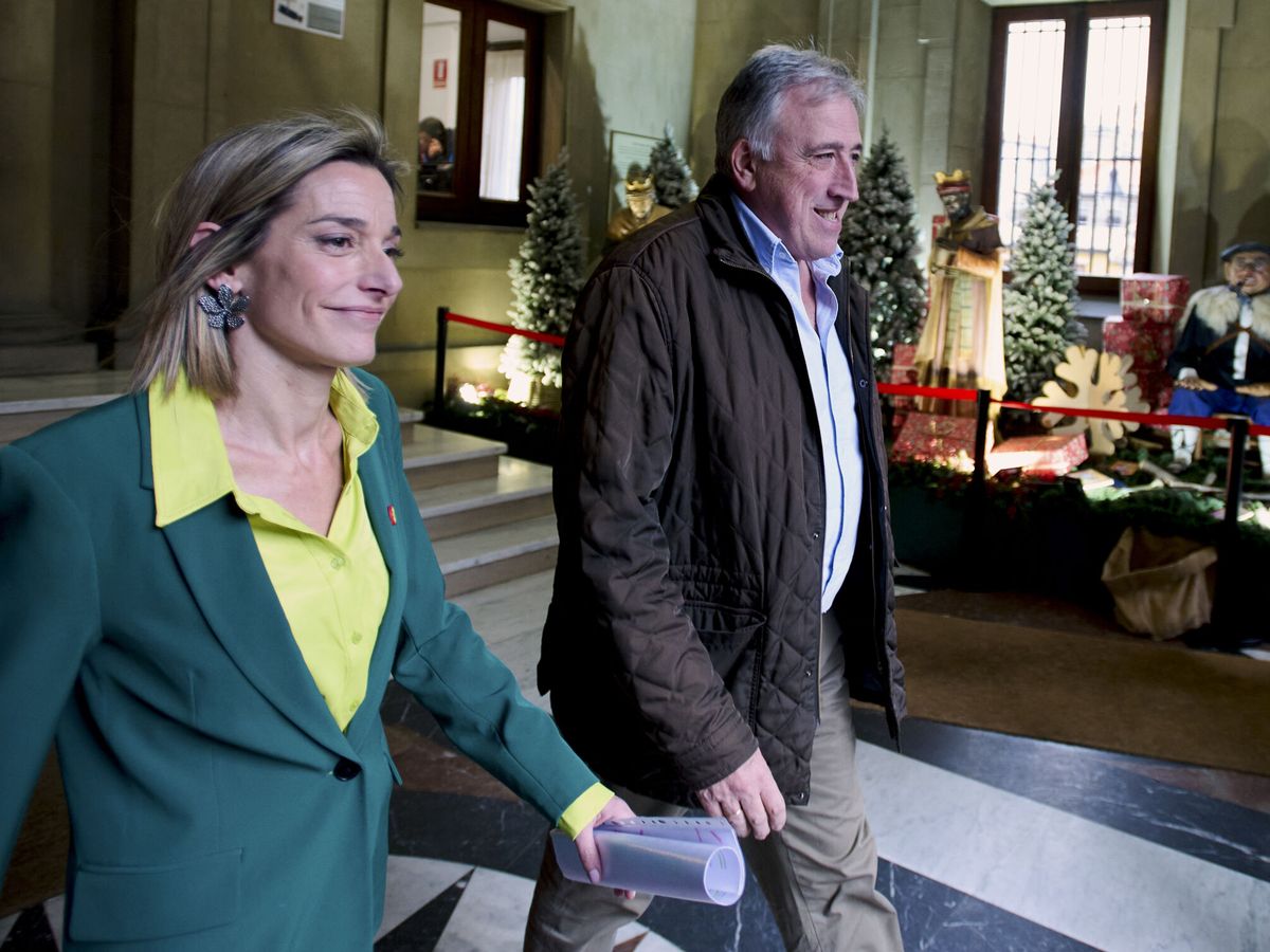 Foto: Joseba Asirón e Idoia Zabaleta, de EHBildu, salen del Ayuntamiento de Pamplona. (EFE/Iñaki Porto)