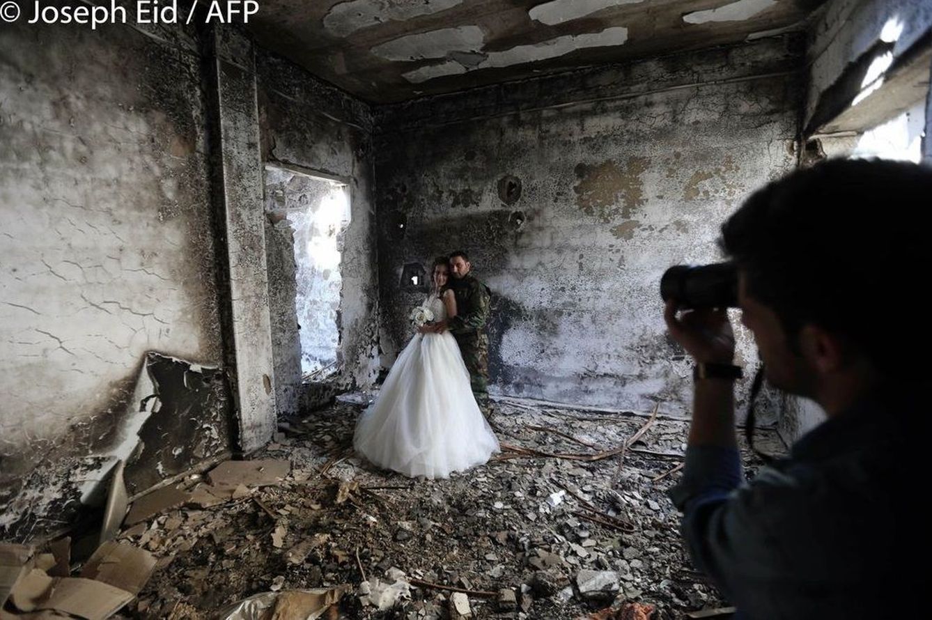 La pareja posa en una casa en ruínas. (AFP/Joseph Eid)
