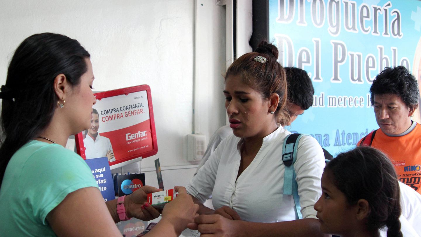 Venezolanos compran medicamentos en la localidad colombiana de Cucutá tras la reapertura de la frontera.