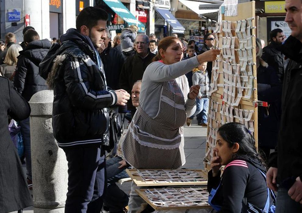 Foto: Colas en la Puerta del Sol y Doña Manolita para comprar Lotería de Navidad (EFE)