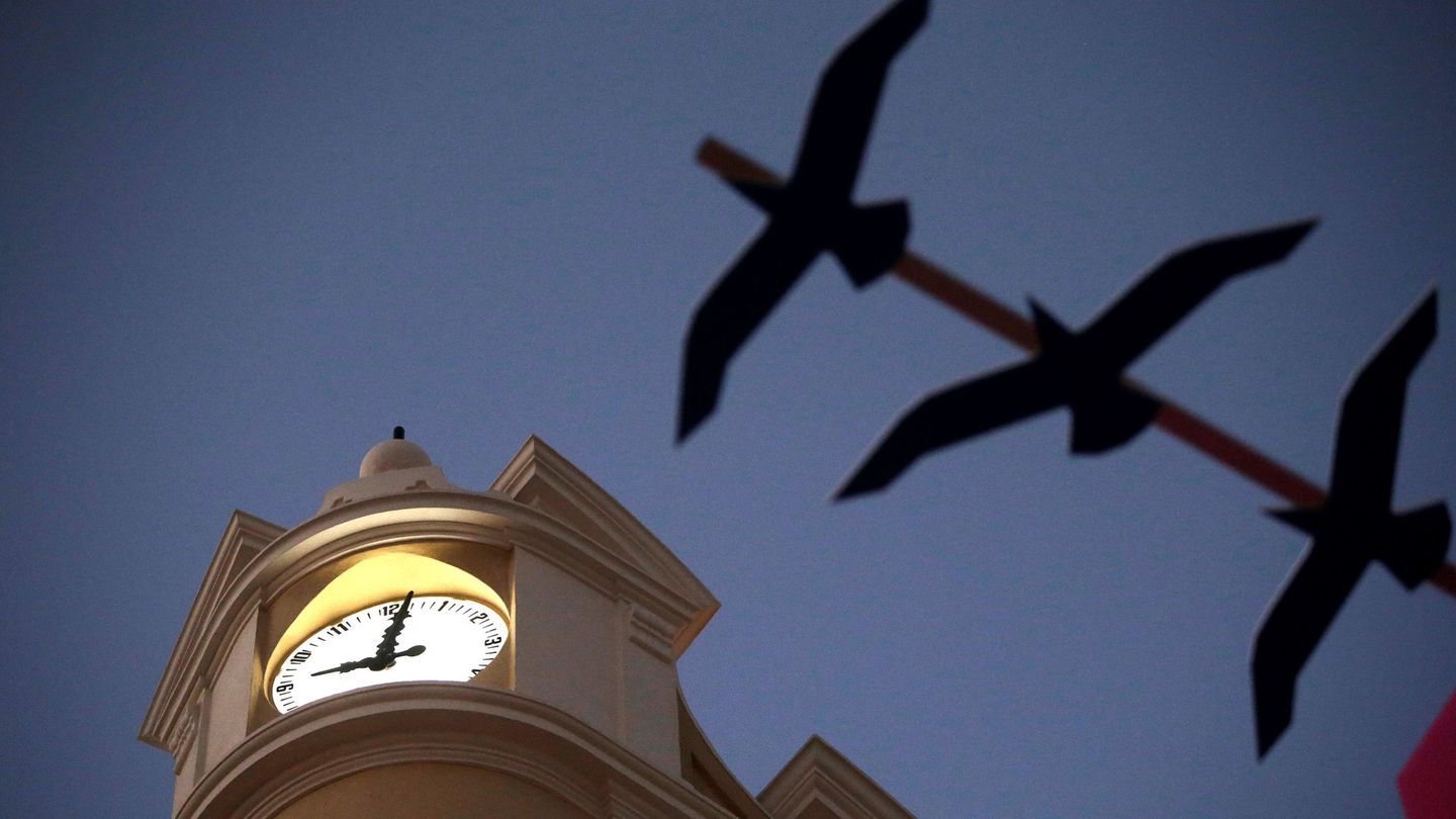 Reloj en la fachada de un hotel en Ronda. (Reuters/Jon Nazca)