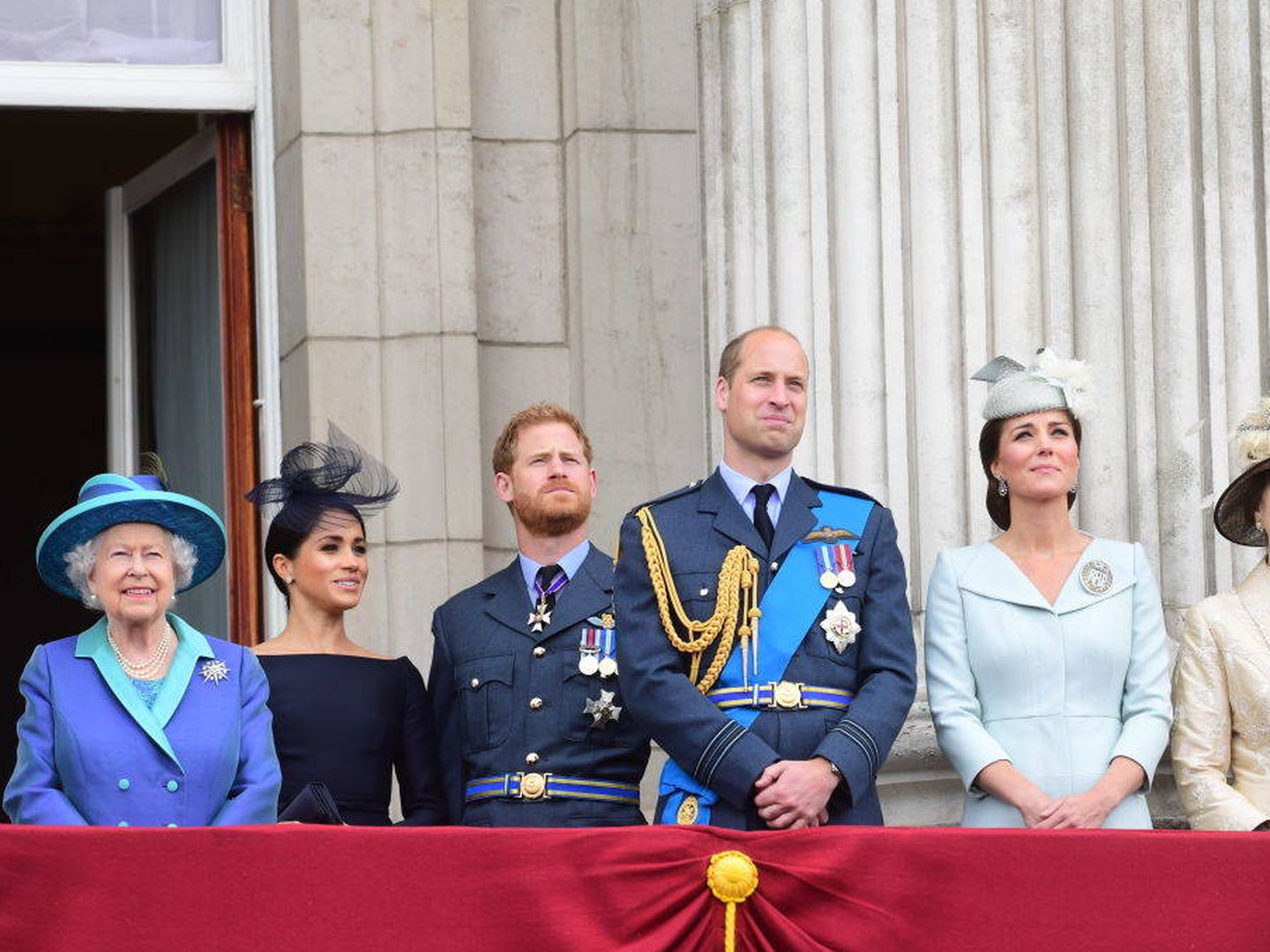 La reina Isabel, los duques de Sussex y los de Cambridge, con la princesa Ana en el balcón de Buckingham. (Getty)