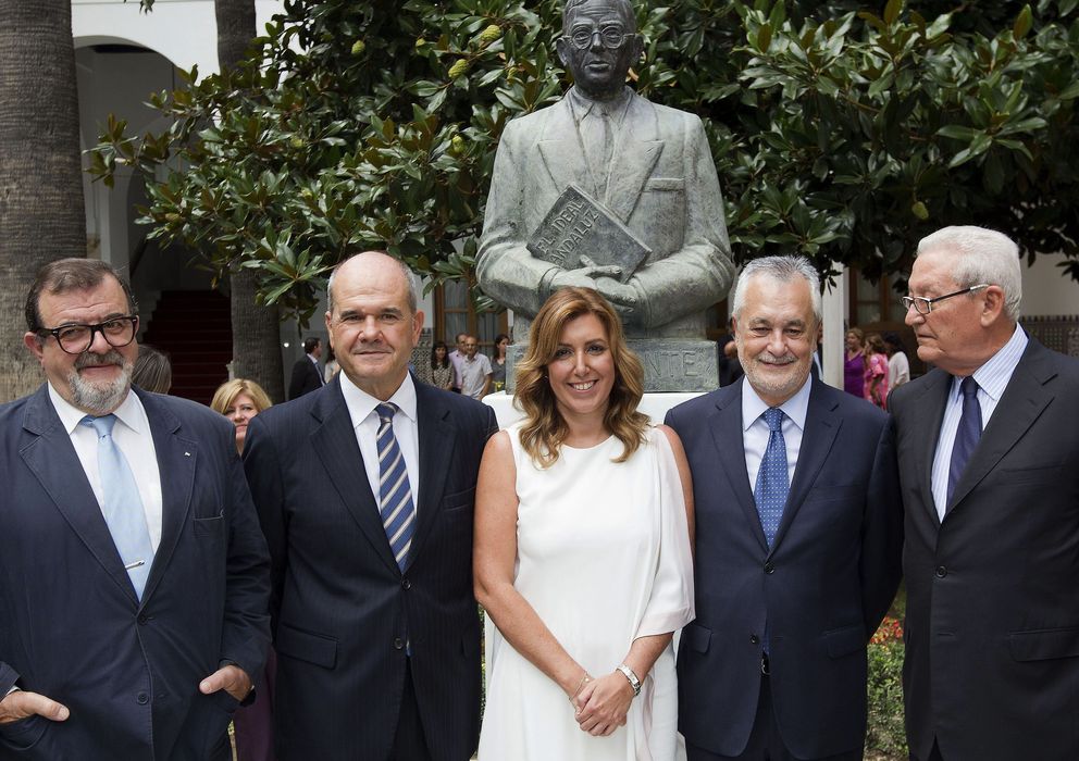Foto: Susana Díaz, en el centro, con los expresidentes de la Junta, en la toma de posesión (Efe)
