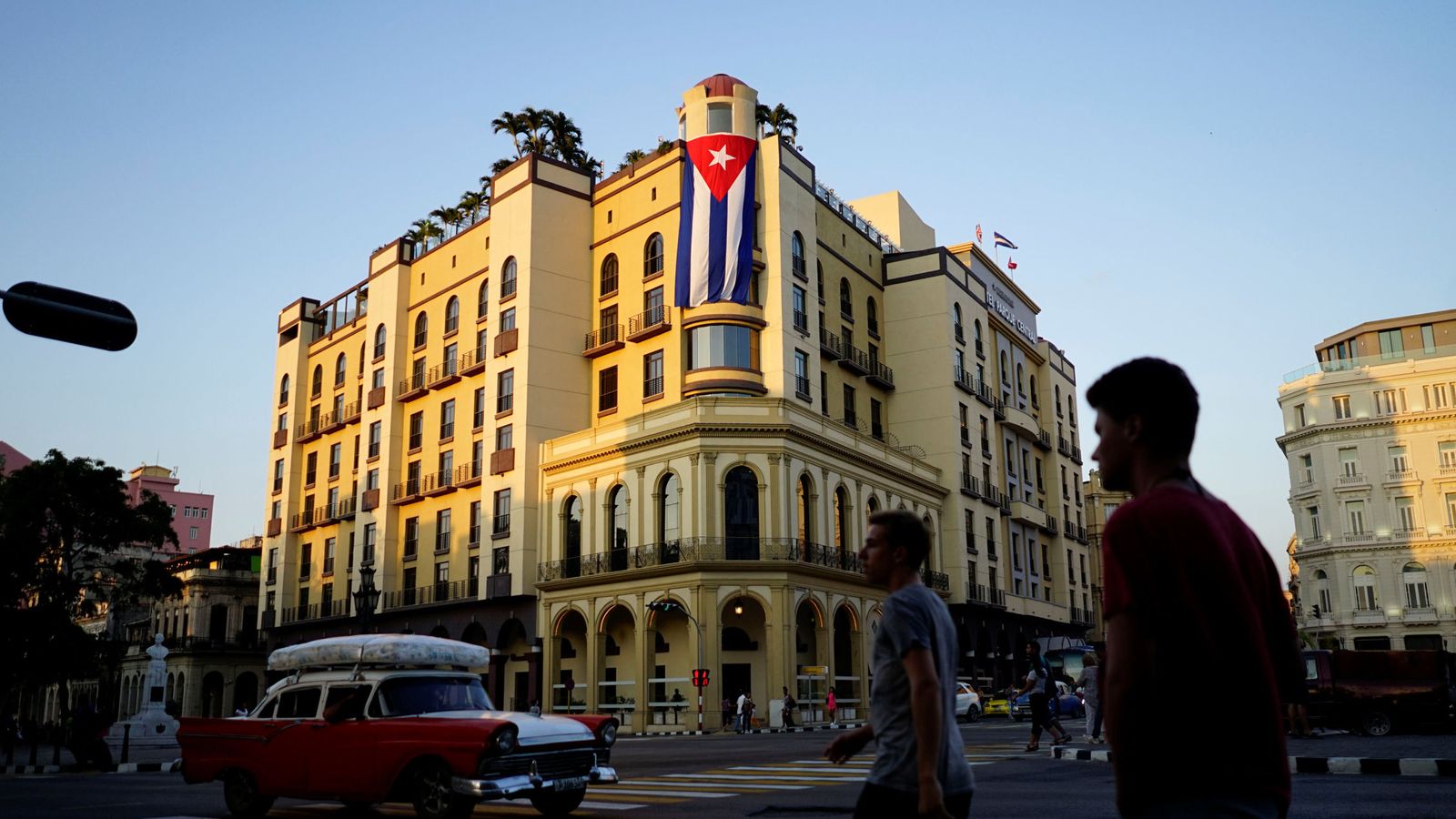 Foto: Una bandera cubana cuelga de un hotel en La Habana, en abril de 2018. (Reuters)
