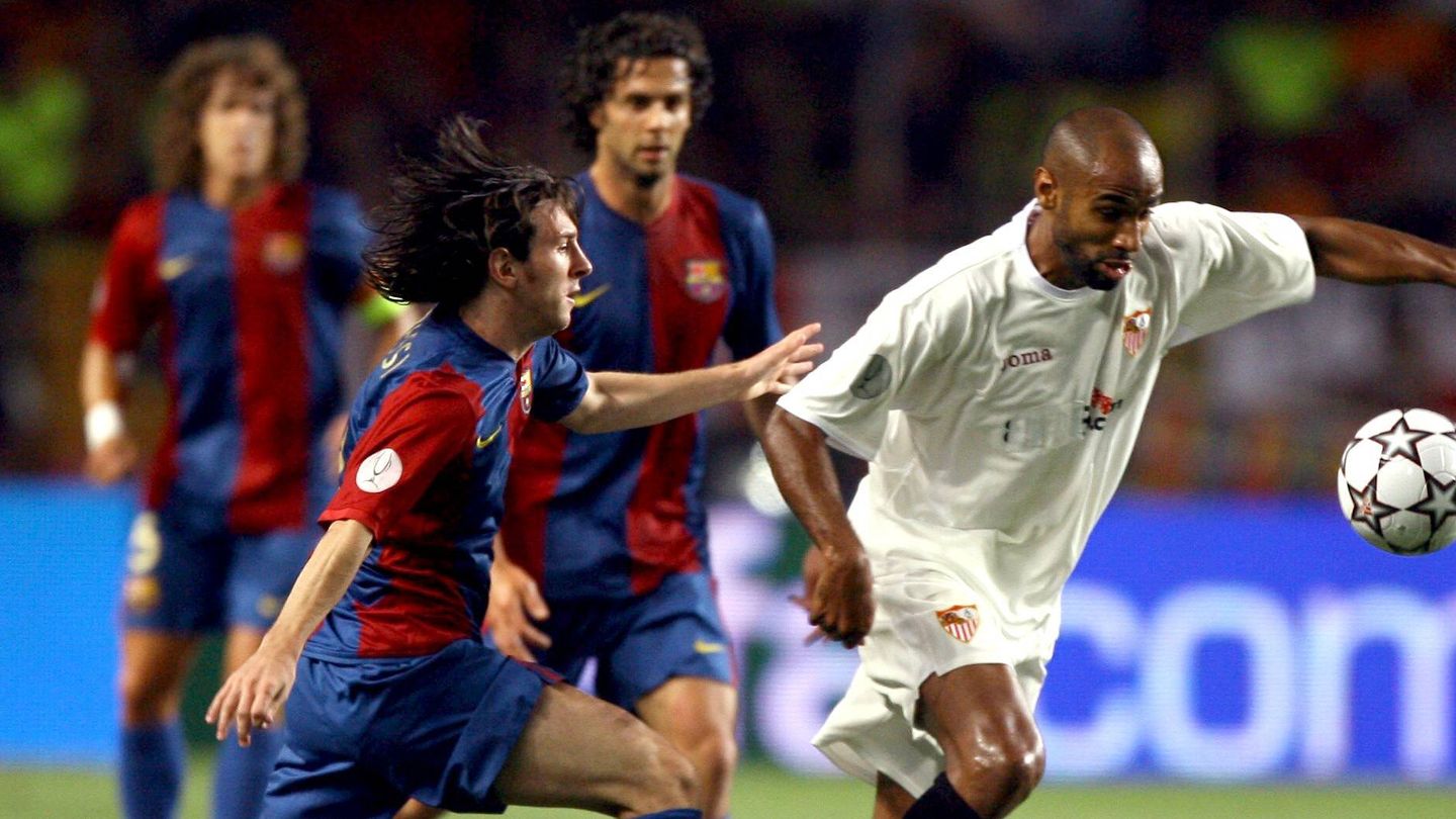 Kanouté y Messi luchan por un balón en la Supercopa de Europa de 2006.