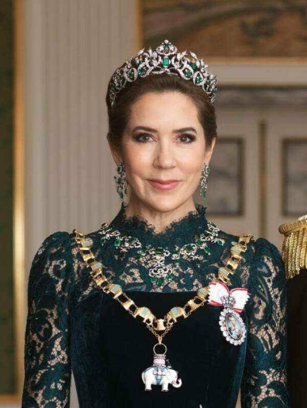 Foto de                         Mary estrena la tiara de esmeraldas reservada a las reinas y un vestido de terciopelo para su primera foto oficial            