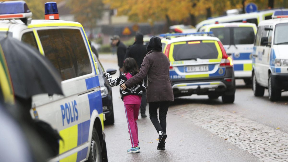 Un encapuchado con espadas mata a un niño y a un profesor en un colegio en Suecia