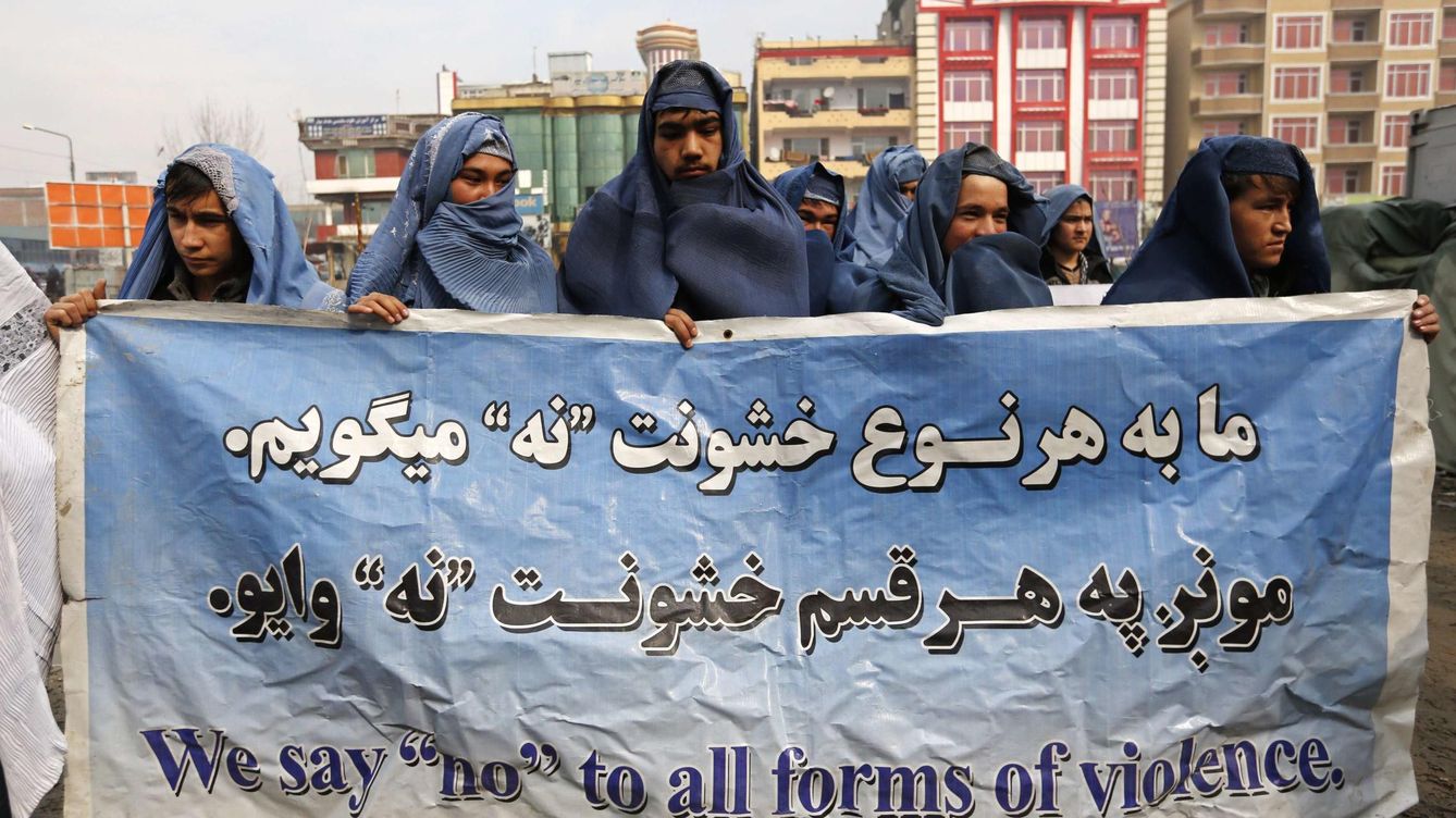 Foto: Un grupo de hombres afganos se manifiestan por los derechos de la mujer. (Reuters)