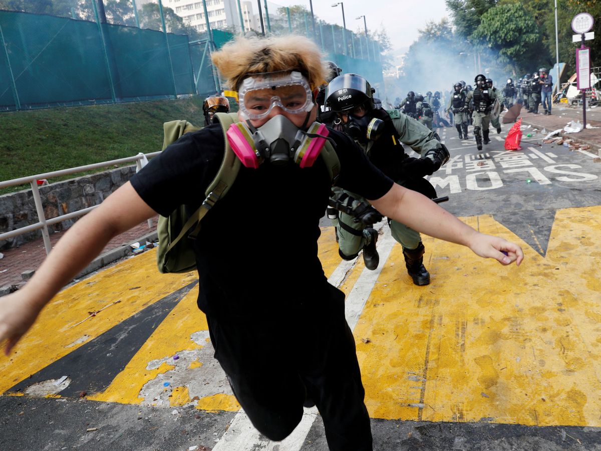 Foto: Un estudiante universitario en una protesta en Hong Kong este año. (Reuters)