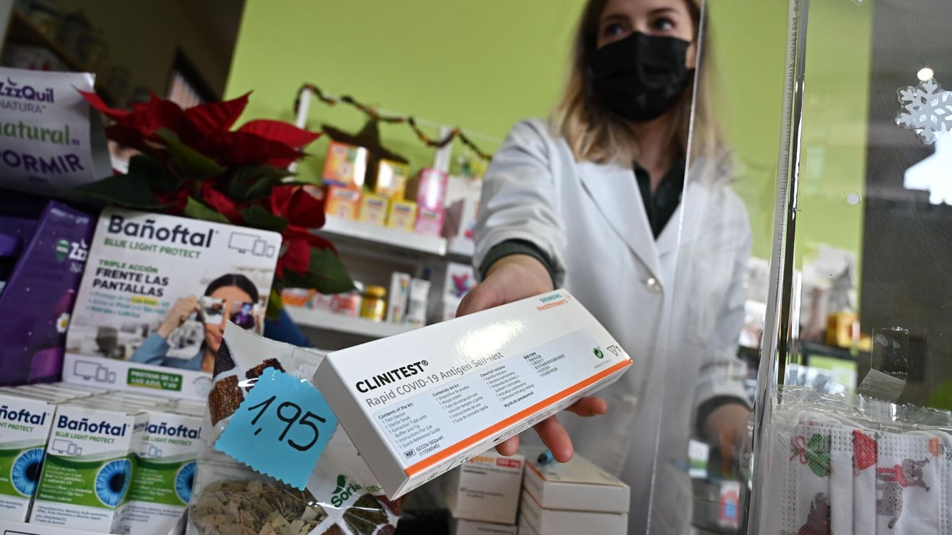 Foto: Una farmacéutica muestra el último test de antígenos que tiene disponible a la venta en su farmacia de Madrid. (EFE/Fernando Villar)