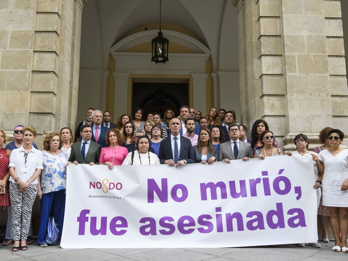 Foto: Concentración en Sevilla por la última víctima mortal de la violencia machista en Andalucía. ( EFE/Raúl Caro)