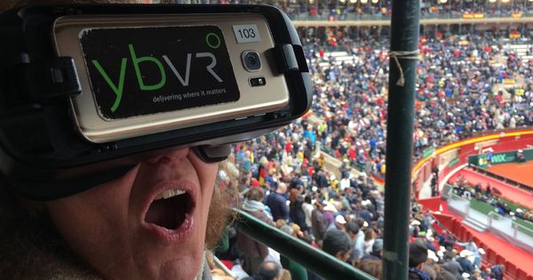 Foto: Una usuaria prueba la tecnología de Yerba Buena Virtual Reality durante un partido de tenis (Constantino Villar)