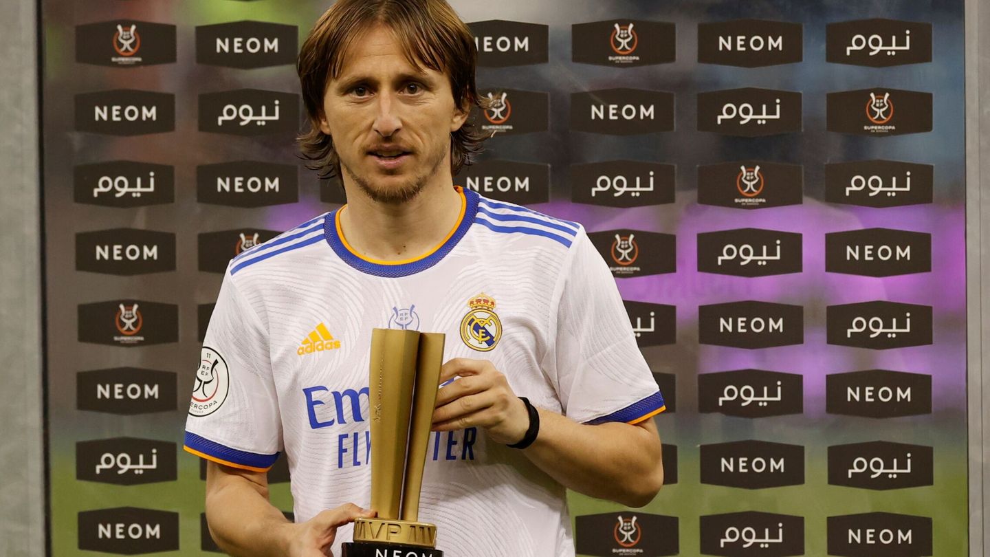 Luka Modric con el trofeo del mejor jugador.