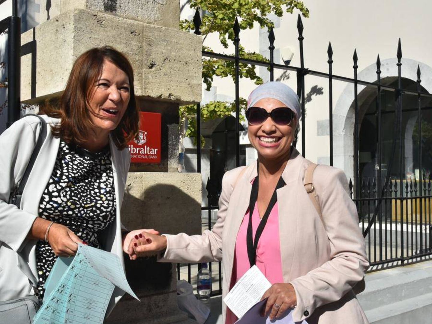 Simpatizantes del partido Together Gibraltar, en la puerta de un colegio electoral (Toñi Guerrero).