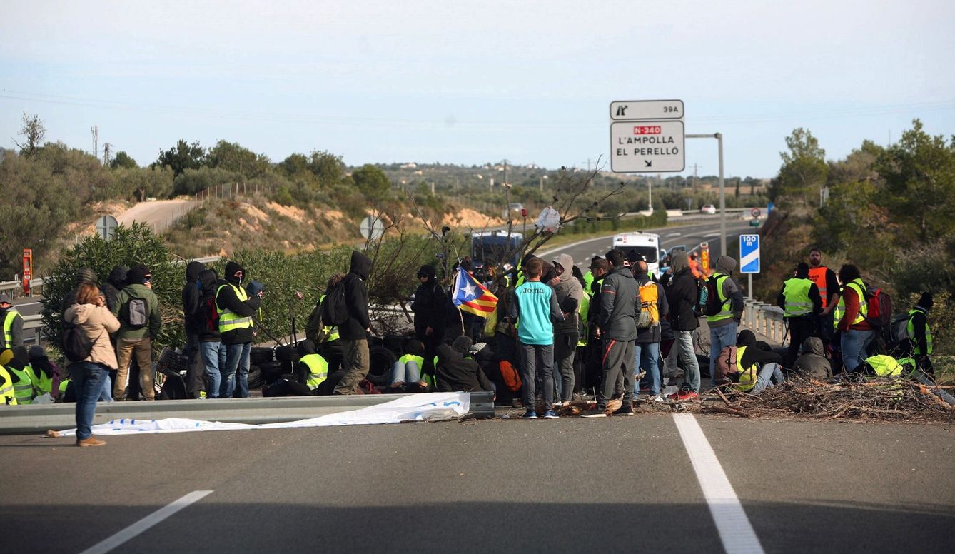 El corte de tráfico organizado por los CDR en la AP-7 a su paso por L'Ampolla (Tarragona). (EFE)