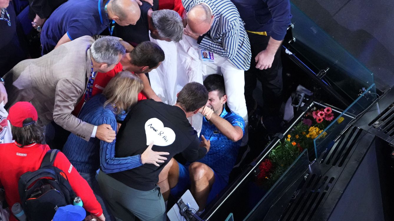 Foto: Djokovic, roto en lágrimas y muy emocionado con su equipo tras ganar el Open de Australia. (Reuters/Sandra Sanders)