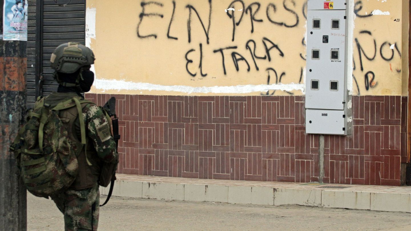 Un militar colombiano frente a un grafiti en defensa del ELN, en Colombia. (EFE)