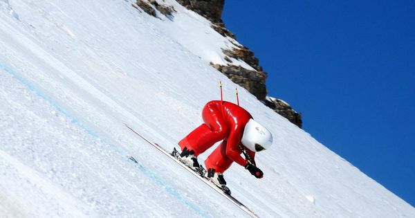 Foto: Juan Carlos Sánchez sobre sus esquís a más de 200 km/h.
