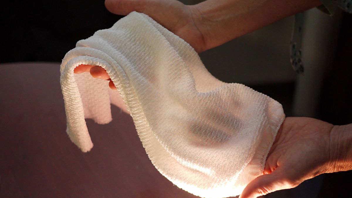 Ingenieros crean el primer tejido para ropa que te refresca o calienta según haga falta