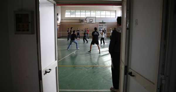 Foto: Estudiantes juegan al voleibol en la Escuela de Ciencias Nomentano, en Roma. (Reuters)