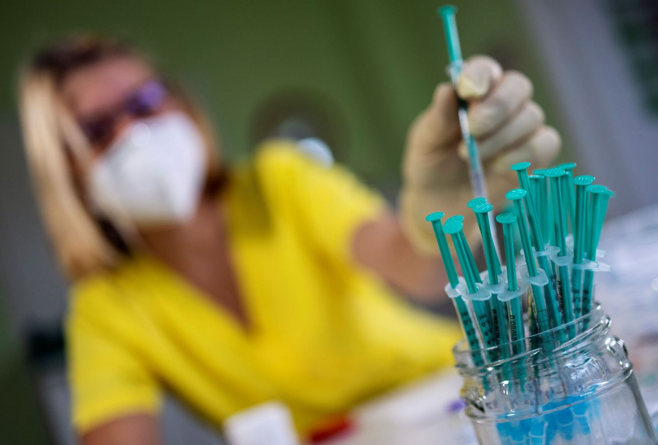 Una enfermera prepara vacunas de coronavirus en Alemania. (Reuters)