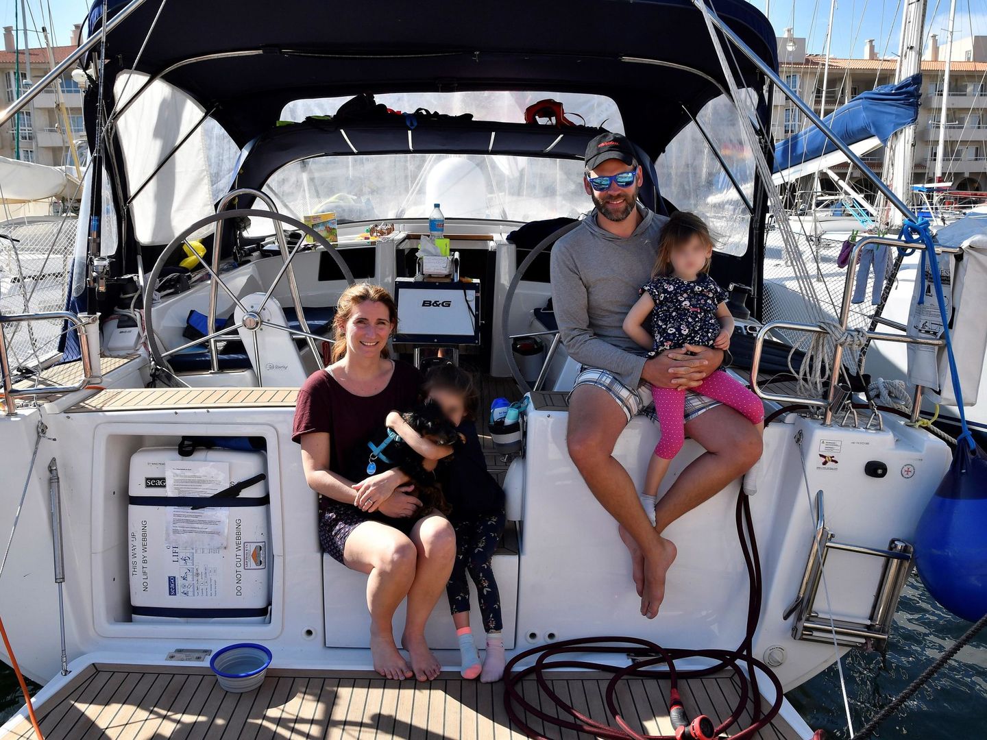 Felix y Marina, junto a sus hijas, una familia alemana que tuvo que pasar la cuarentena atracada en su velero en Almerimar. (Carlos Barba/EFE)