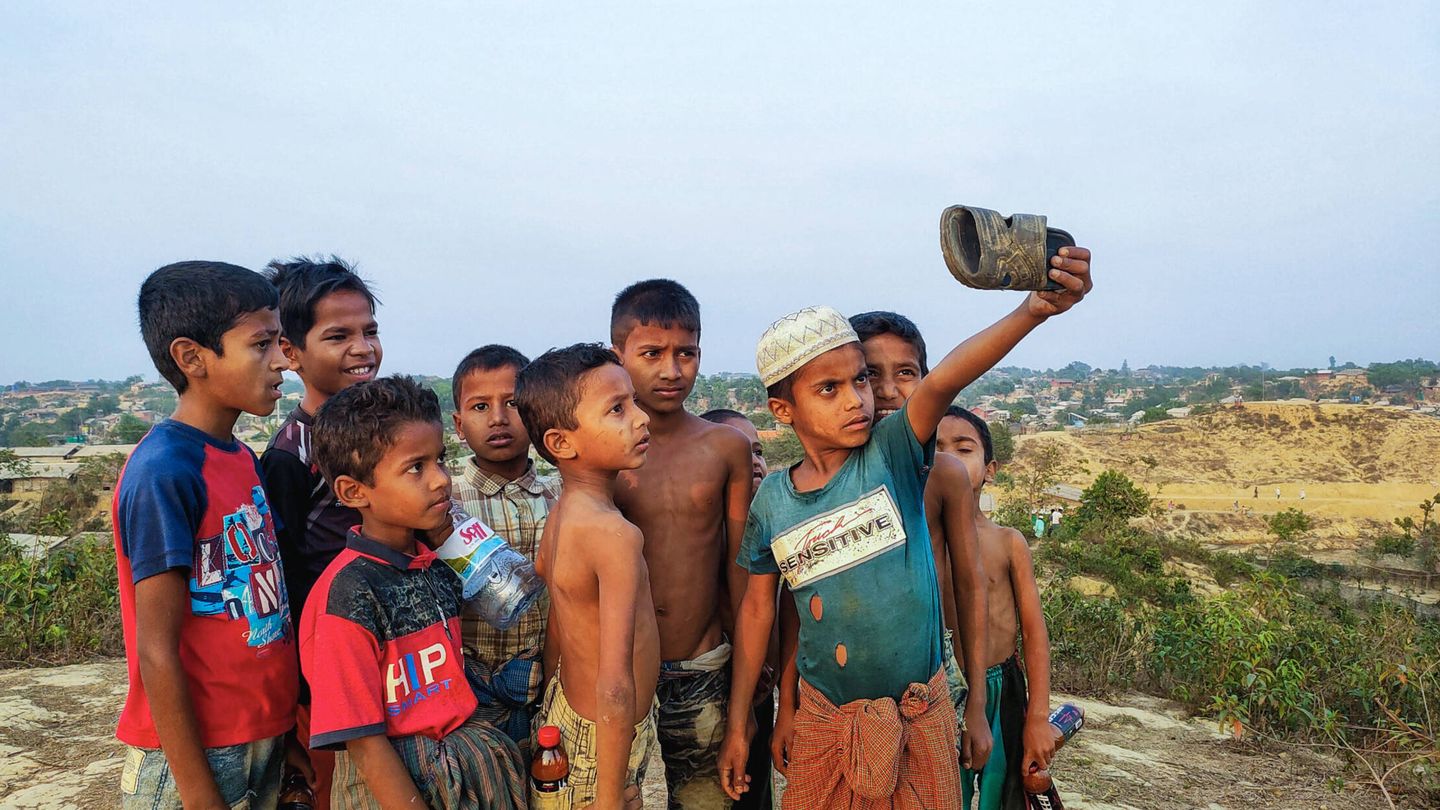 Un grupo de niños se hace un 'selfie' en lo alto de una colina del campamento de Balukhali. (Ro Yassin Abdumonab)