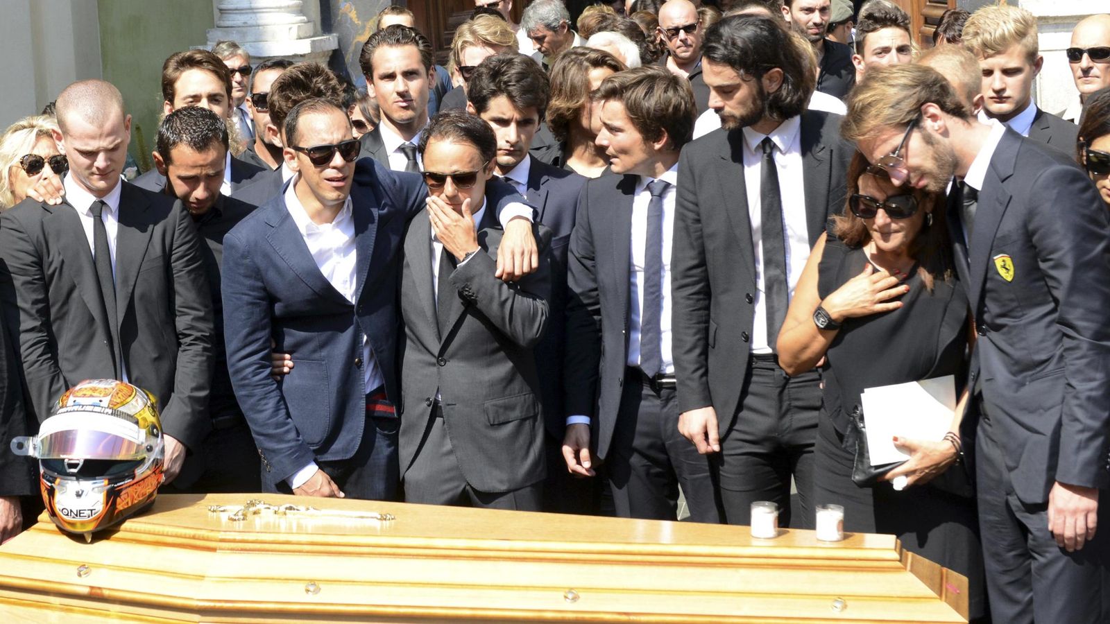 Foto: Jean-Eric Vergne, Felipe Massa, Pastor Maldonado y otros pilotos durante el funeral de Jules Bianchi celebrado el martes (Reuters)