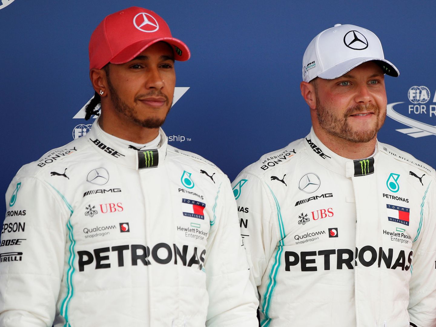 Bottas y Hamilton posan en la celebración de la pole del finlandés. (Reuters)