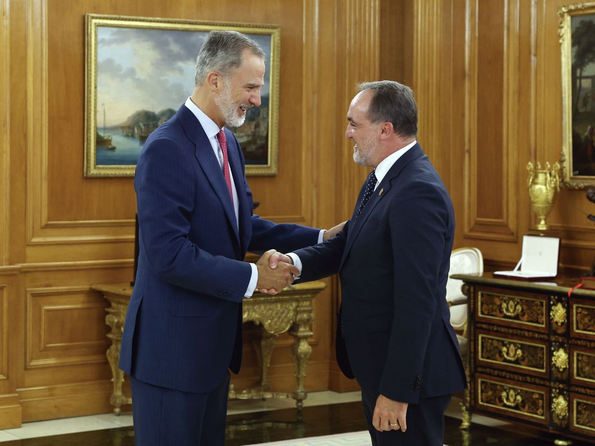 Foto: Felipe VI ha recibido este lunes en su despacho del Palacio de la Zarzuela al presidente de Unión del Pueblo Navarro (UPN), Javier Esparza. (EFE/Chema Moya)