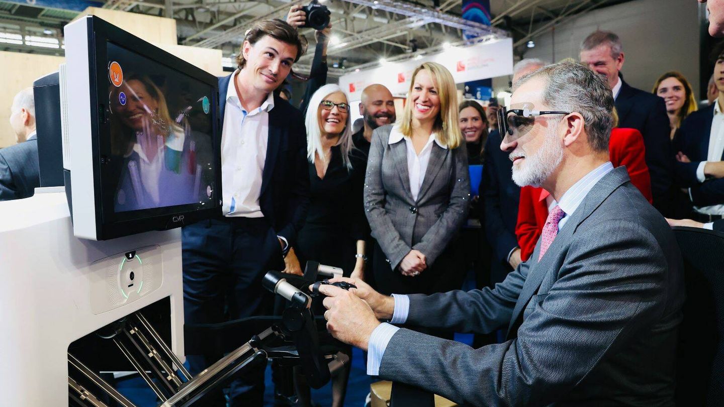 Felipe VI se anima con los videojuegos en el Mobile World Congress. (CP)