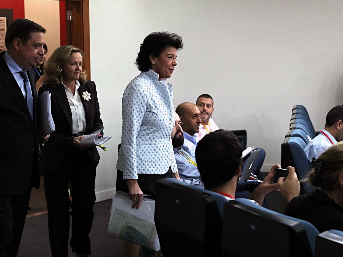Isabel Celaá, Luis Planas y Nadia Calviño, este 4 de octubre a su llegada a la rueda de prensa posterior al Consejo de Ministros. (EFE)