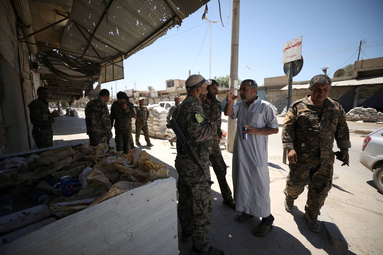 Combatientes de las SDF en la ciudad de Tabqa, Siria, tras expulsar al Estado Islámico. (Reuters)
