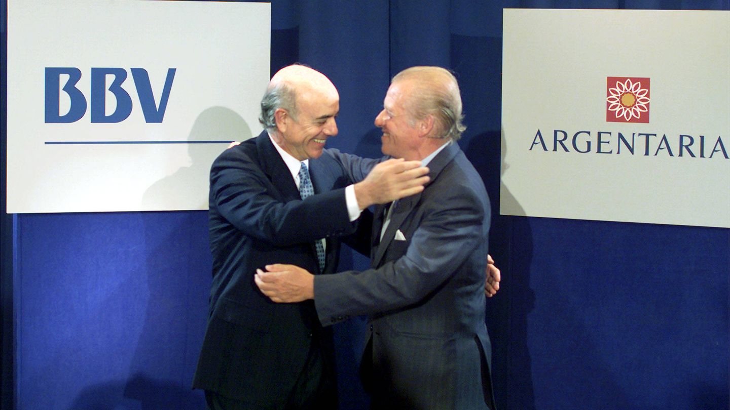 Emilio Ybarra, a la derecha, se abraza con Francisco González tras la fusión que dio lugar a BBVA. (EFE)