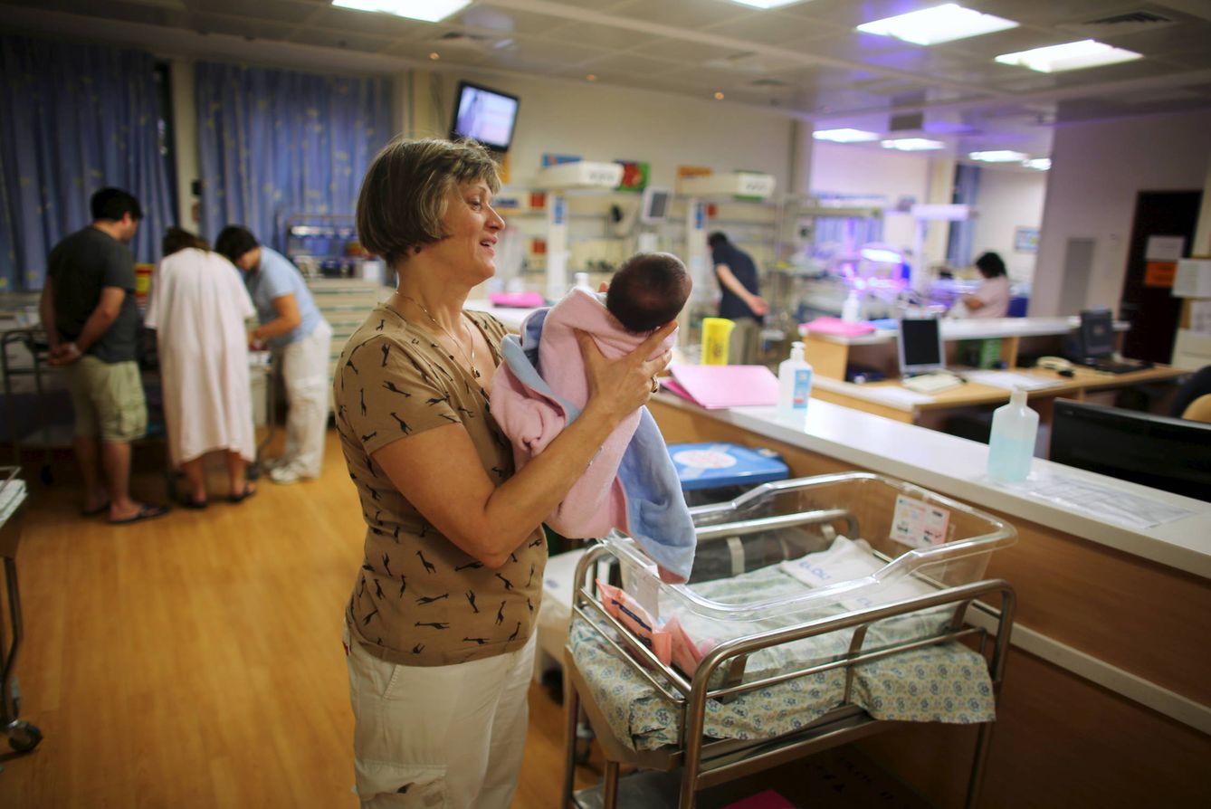 Una enfermera sostiene a un bebé en el Hadassah Ein Kerem Medical Center, en Jerusalén (Reuters).