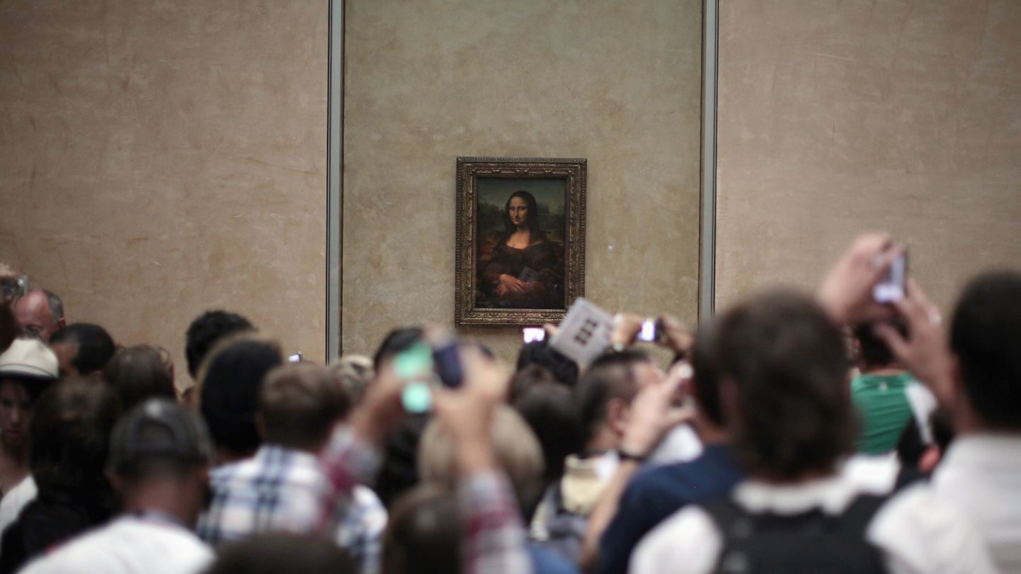 Turistas visitando la Mona Lisa en el Louvre (Reuters)