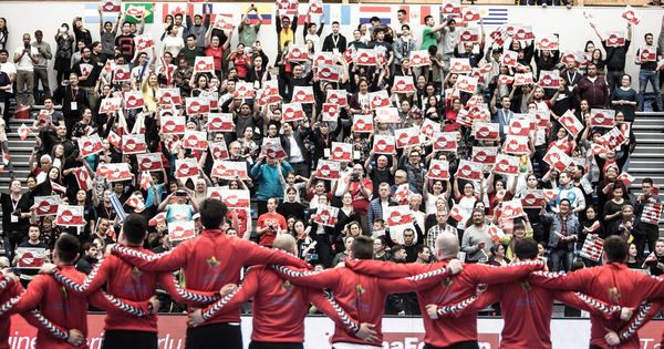 Foto: Los aficionados groenlandeses llenaron el pabellón para ver el debut de su selección. (Grønlands Håndbold Forbund)
