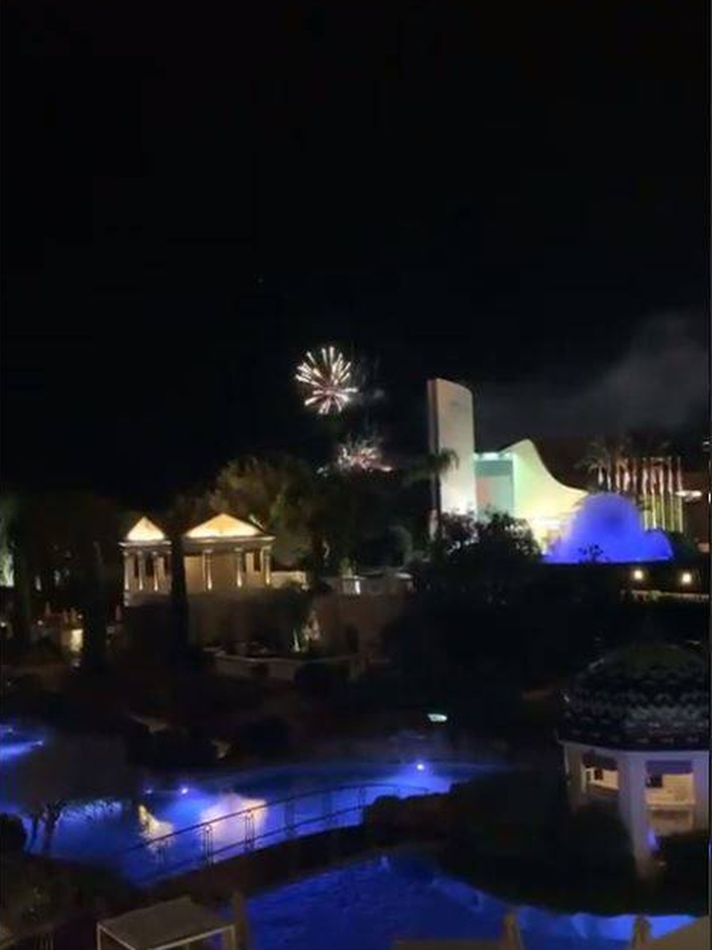 Los fuegos artificiales se veían desde la terraza del hotel. (@_oriana.b)